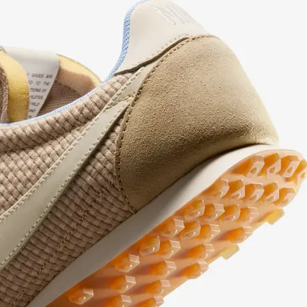 【海外発売中】 ナイキ ワッフル レーサー リネン/ライト ブリティッシュ タン/アルミニウム/ペール アイボリー(IR7017-212)