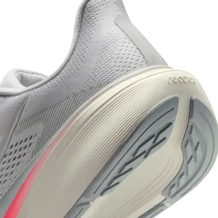 【海外7月27日発売予定】 ナイキ ペガサス 42 ウルフ グレー/フォトン ダスト/ライトニング クリムゾン/メタリック シルバー(IB1873-004)