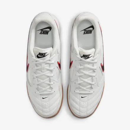  【海外4月2日発売開始】 ナイキ ガトー サミット ホワイト/ブライト クリムゾン/ガム ミディアム ブラウン/ブラック(HQ6019-104)