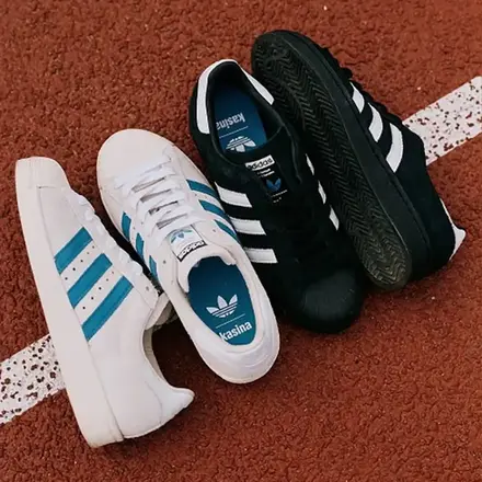  【海外4月10日発売予定】 カシナ × アディダス オリジナルス スーパースター スポーツ デイ 2色