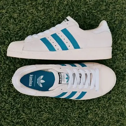  【海外4月10日発売予定】 カシナ × アディダス オリジナルス スーパースター スポーツ デイ 2色