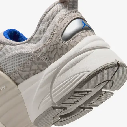 【国内4月発売予定】 ナイキ ウィメンズ ジョーダン トランナー O/S ガンマ グレー/エニグマ ストーン/セイル/オールド ロイヤル(IR1839-001)