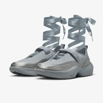   ナイキ ウィメンズ ジョーダン ポワント メタリック シルバー/フォトン ダスト/スモーク グレー(IB8597-002)