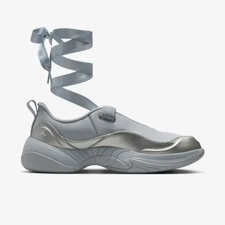 【国内4月10日発売予定】 ナイキ ウィメンズ ジョーダン ポワント メタリック シルバー/フォトン ダスト/スモーク グレー(IB8597-002)