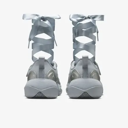 【国内4月10日発売予定】 ナイキ ウィメンズ ジョーダン ポワント メタリック シルバー/フォトン ダスト/スモーク グレー(IB8597-002)