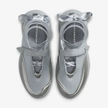 【国内4月10日発売予定】 ナイキ ウィメンズ ジョーダン ポワント メタリック シルバー/フォトン ダスト/スモーク グレー(IB8597-002)