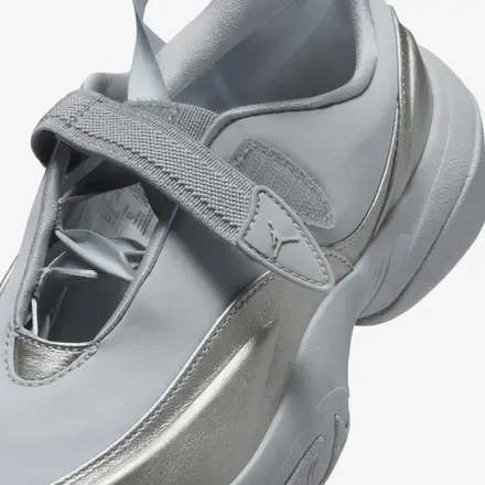 【国内4月10日発売予定】 ナイキ ウィメンズ ジョーダン ポワント メタリック シルバー/フォトン ダスト/スモーク グレー(IB8597-002)