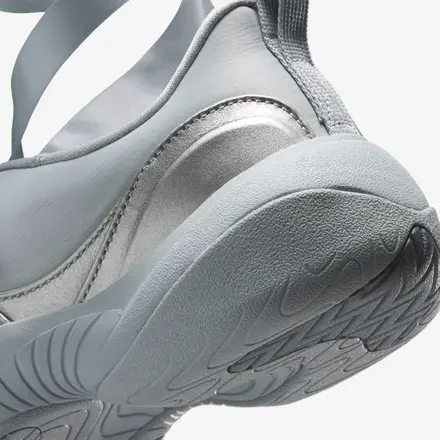 【国内4月10日発売予定】 ナイキ ウィメンズ ジョーダン ポワント メタリック シルバー/フォトン ダスト/スモーク グレー(IB8597-002)