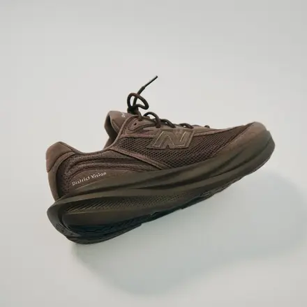 【国内4月10日発売予定】 ディストリクト ビジョン × ニューバランス 1080v15 リネン/ブラック(M10807T4)