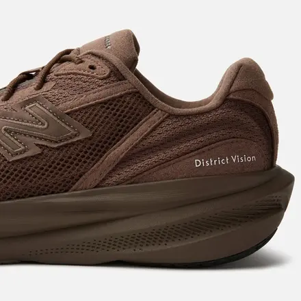 【国内4月10日発売予定】 ディストリクト ビジョン × ニューバランス 1080v15 リネン/ブラック(M10807T4)