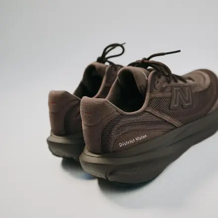 【国内4月10日発売予定】 ディストリクト ビジョン × ニューバランス 1080v15 リネン/ブラック(M10807T4)