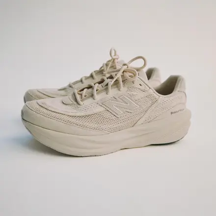  ディストリクト ビジョン × ニューバランス 1080v15 リネン/ブラック(M10807T4)