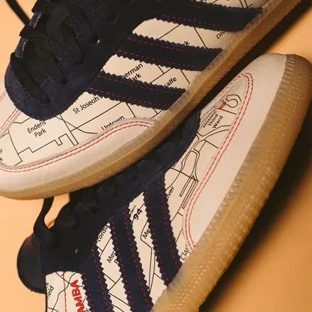  シェイク・ジェームズ × アディダス オリジナルス サンバ 414 デイ クリーム/ブラック/レッド/ガム