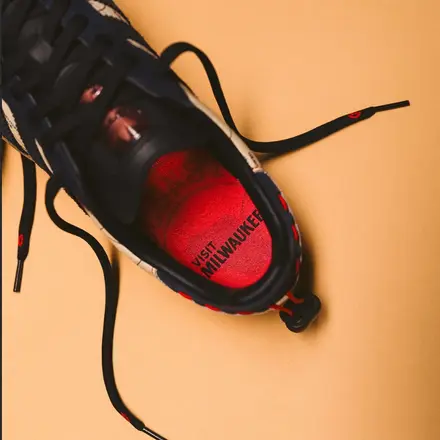 【海外4月11日発売予定】 シェイク・ジェームズ × アディダス オリジナルス サンバ 414 デイ クリーム/ブラック/レッド/ガム