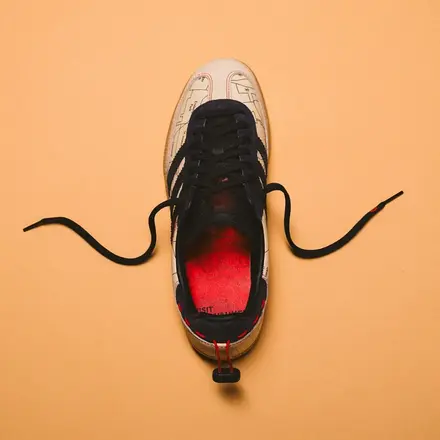 【海外4月11日発売予定】 シェイク・ジェームズ × アディダス オリジナルス サンバ 414 デイ クリーム/ブラック/レッド/ガム