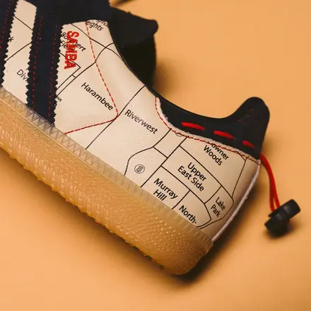 【海外4月11日発売予定】 シェイク・ジェームズ × アディダス オリジナルス サンバ 414 デイ クリーム/ブラック/レッド/ガム