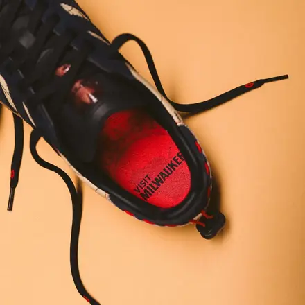 【海外4月11日発売予定】 シェイク・ジェームズ × アディダス オリジナルス サンバ 414 デイ クリーム/ブラック/レッド/ガム