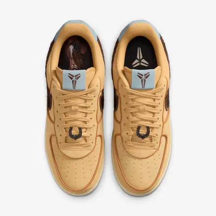 【国内4月24日発売予定】 コービー ブライアント × ナイキ エアフォース 1 ロー プロトロ "シエンプレ エルマノス"(IM0582-700)