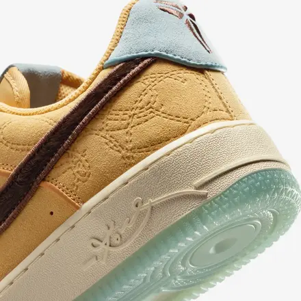 【国内4月24日発売予定】 コービー ブライアント × ナイキ エアフォース 1 ロー プロトロ "シエンプレ エルマノス"(IM0582-700)