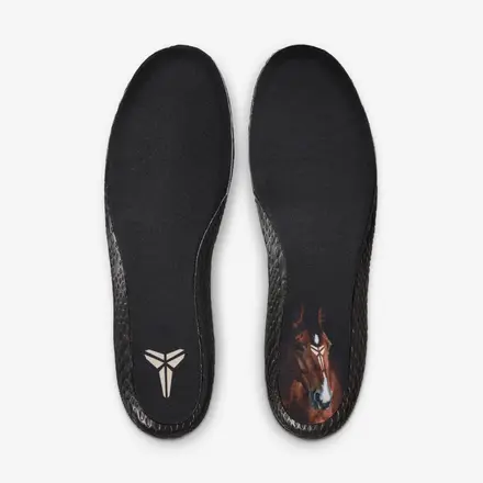 【国内4月24日発売予定】 コービー ブライアント × ナイキ エアフォース 1 ロー プロトロ "シエンプレ エルマノス"(IM0582-700)