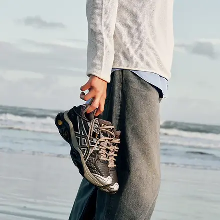 【国内4月24日発売予定】 アシックス ゲル-キネティック 2.0 クレイ グレー/ブラック(1203A678.023)