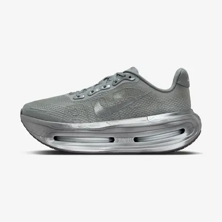 【2026年夏発売予定】イサマヤ フレンチ × ナイキ ボメロ プレミアム スモーク グレー/ライト スモーク グレー/クローム/スモーク グレー(IR1988-084)