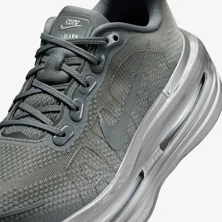 【2026年夏発売予定】イサマヤ フレンチ × ナイキ ボメロ プレミアム スモーク グレー/ライト スモーク グレー/クローム/スモーク グレー(IR1988-084)