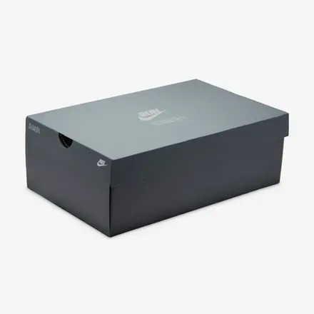 【2026年夏発売予定】イサマヤ フレンチ × ナイキ ボメロ プレミアム スモーク グレー/ライト スモーク グレー/クローム/スモーク グレー(IR1988-084)