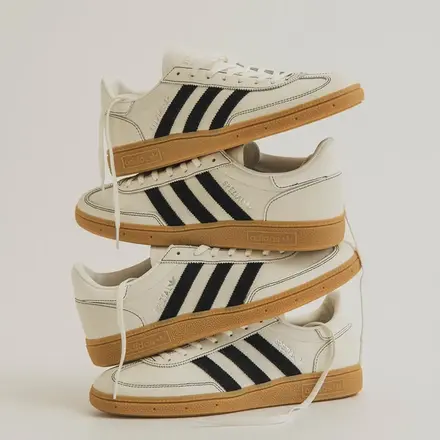 【国内先行予約/4月24日発売予定】アダム エ ロペ × アディダス オリジナルス ハンドボール スペツィアル ホワイト(GKA16100)