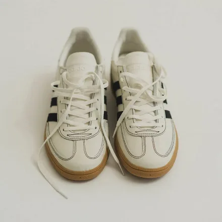 【国内先行予約/4月24日発売予定】アダム エ ロペ × アディダス オリジナルス ハンドボール スペツィアル ホワイト(GKA16100)