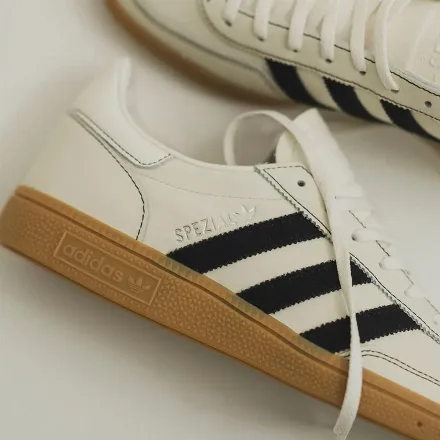 【国内先行予約/4月24日発売予定】アダム エ ロペ × アディダス オリジナルス ハンドボール スペツィアル ホワイト(GKA16100)