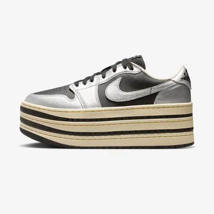 【国内4月13日発売予定】ナイキ ウィメンズ エア ジョーダン 1 トリプルスタック ウィメンズシューズ メタリック シルバー/ムスリン/ブラック(HV8288-001)