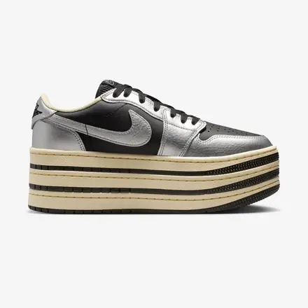 【国内4月13日発売予定】ナイキ ウィメンズ エア ジョーダン 1 トリプルスタック ウィメンズシューズ メタリック シルバー/ムスリン/ブラック(HV8288-001)