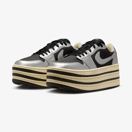 【国内4月13日発売予定】ナイキ ウィメンズ エア ジョーダン 1 トリプルスタック ウィメンズシューズ メタリック シルバー/ムスリン/ブラック(HV8288-001)