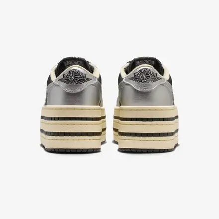 【国内4月13日発売予定】ナイキ ウィメンズ エア ジョーダン 1 トリプルスタック ウィメンズシューズ メタリック シルバー/ムスリン/ブラック(HV8288-001)