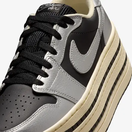 ナイキ ウィメンズ エア ジョーダン 1 トリプルスタック ウィメンズシューズ メタリック シルバー/ムスリン/ブラック(HV8288-001)