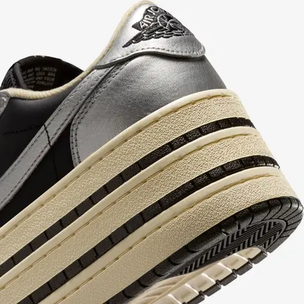 【国内4月13日発売予定】ナイキ ウィメンズ エア ジョーダン 1 トリプルスタック ウィメンズシューズ メタリック シルバー/ムスリン/ブラック(HV8288-001)