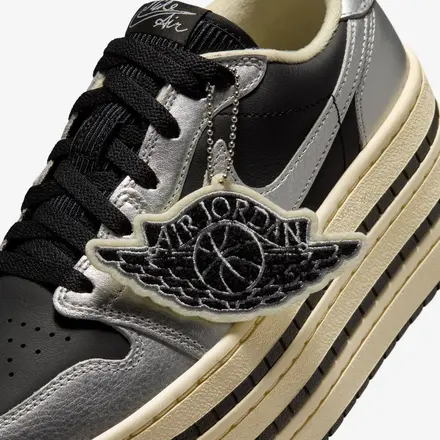 【国内4月13日発売予定】ナイキ ウィメンズ エア ジョーダン 1 トリプルスタック ウィメンズシューズ メタリック シルバー/ムスリン/ブラック(HV8288-001)