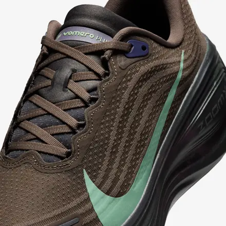  ナイキ ボメロ プラス アイアンストーン/ダーク スモーク グレー/ダーク レーズン/クオーツ パティーナ(IR7550-030)