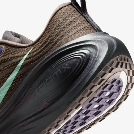 【海外4月14日発売開始】 ナイキ ボメロ プラス アイアンストーン/ダーク スモーク グレー/ダーク レーズン/クオーツ パティーナ(IR7550-030)