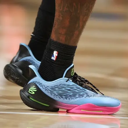   アンダーアーマー フォックス 3