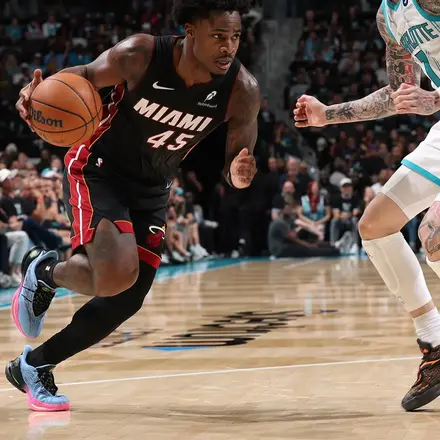  【発売未定】 アンダーアーマー フォックス 3