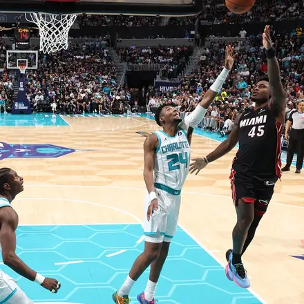  【発売未定】 アンダーアーマー フォックス 3