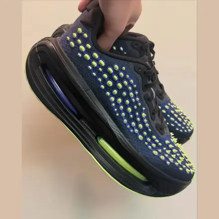  【2026年発売予定】 ナイキ ボメロ プレミアム ミッドナイト ネイビー/ボルト