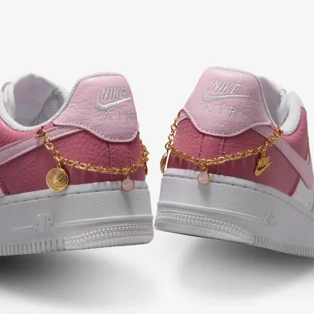  ナイキ ウィメンズ エア フォース 1 '07 ホワイト/ピーアニ/ピンクフォーム(IR0872-100)