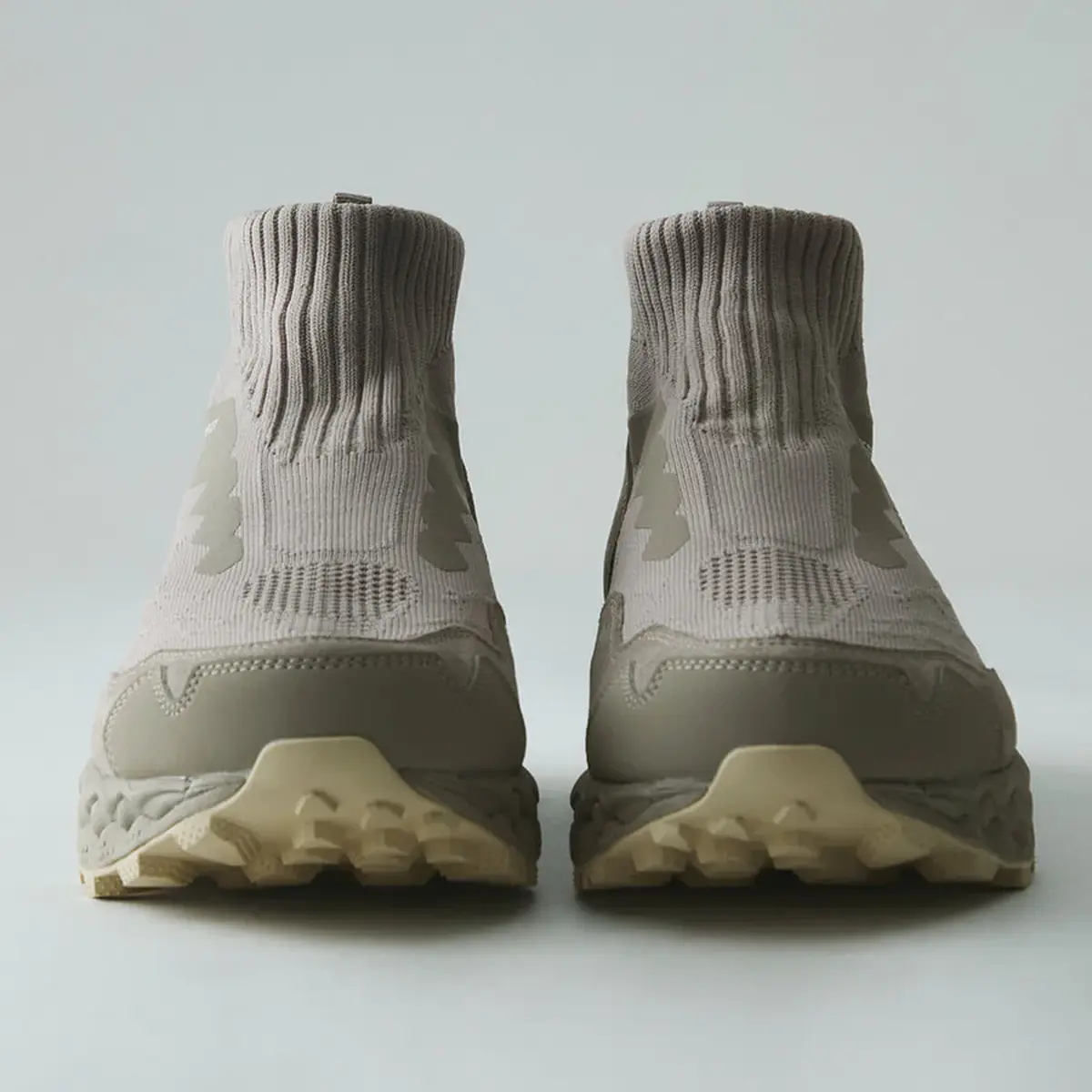 【国内4月25日発売予定】 ノンネイティブ × ミズノ ウエーブ ムジン LS ミッド ゴアテックス ヴィンテージ カーキ(D1GD2615-01)