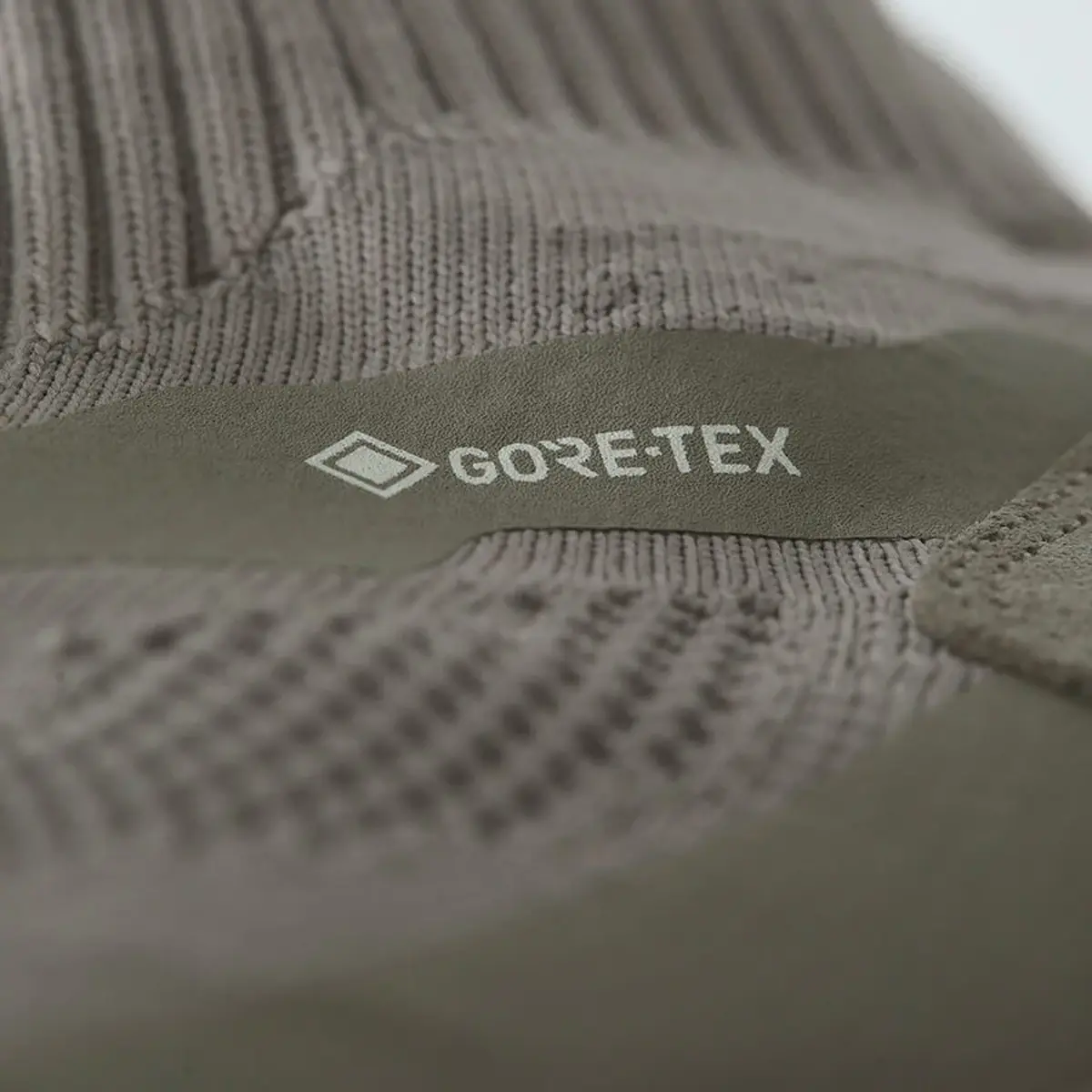 【国内4月25日発売予定】 ノンネイティブ × ミズノ ウエーブ ムジン LS ミッド ゴアテックス ヴィンテージ カーキ(D1GD2615-01)