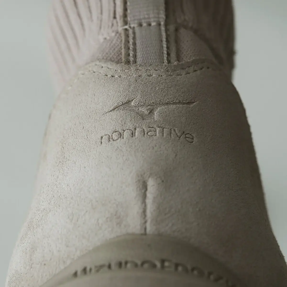 【国内4月25日発売予定】 ノンネイティブ × ミズノ ウエーブ ムジン LS ミッド ゴアテックス ヴィンテージ カーキ(D1GD2615-01)