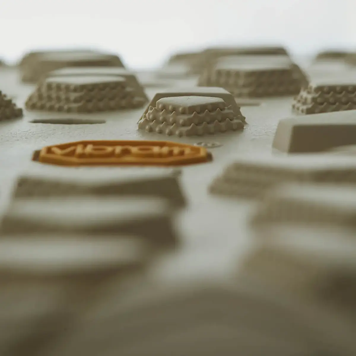 【国内4月25日発売予定】 ノンネイティブ × ミズノ ウエーブ ムジン LS ミッド ゴアテックス ヴィンテージ カーキ(D1GD2615-01)