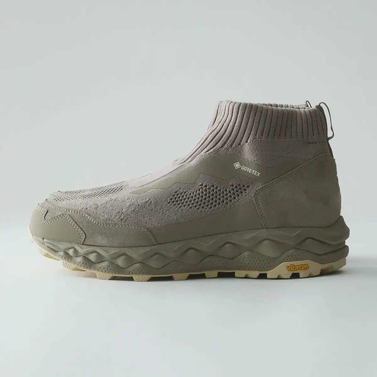 【国内4月25日発売予定】 ノンネイティブ × ミズノ ウエーブ ムジン LS ミッド ゴアテックス ヴィンテージ カーキ(D1GD2615-01)